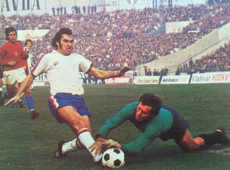 Tiệp Khắc 2 Anh 1 vào tháng 10 năm 1975 tại Praha. Gerry Francis ghé qua Ivo Vict… | Đội tuyển bóng đá quốc gia Anh, Đội tuyển bóng đá Anh, Bóng đá quốc tế
