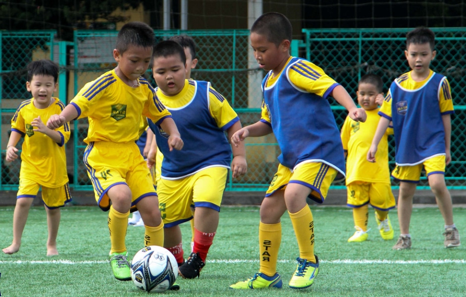 Danh sách và cách chọn phụ kiện bóng đá trẻ em cần chuẩn bị học đá bóng | Vinasport