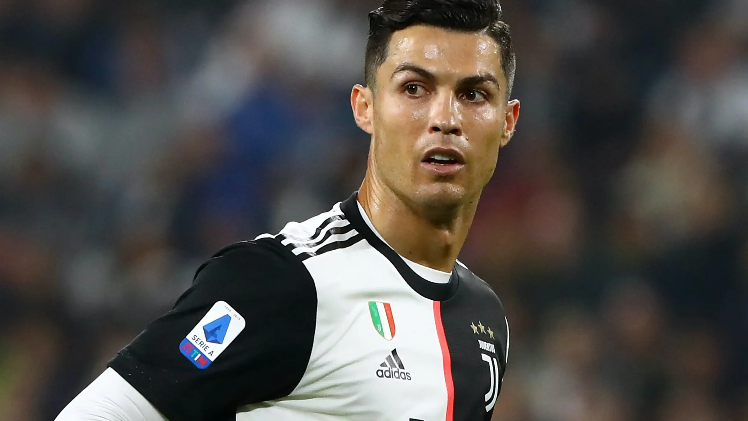 Tại sao Ronaldo không xăm hình lên cơ thể? Sự thật về quyết định của CR7 - Vé Bóng Đá Online