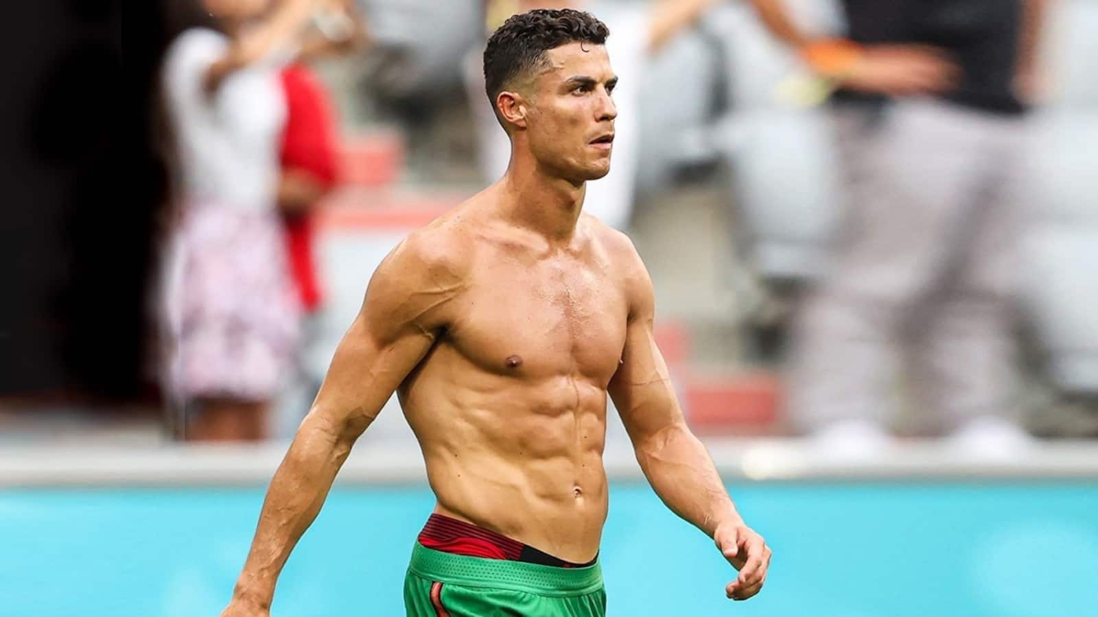 Tại sao Ronaldo không xăm hình lên cơ thể? Sự thật về quyết định của CR7 - Vé Bóng Đá Online
