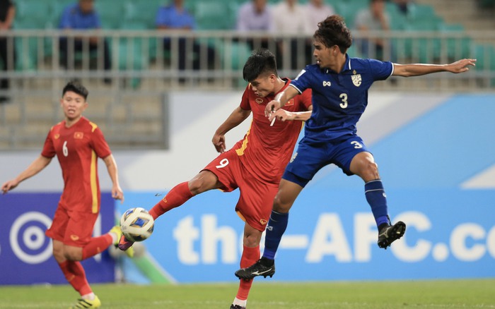Trung vệ U.23 Thái Lan sốc trước bàn thắng volley giống Van Basten của Văn Tùng
