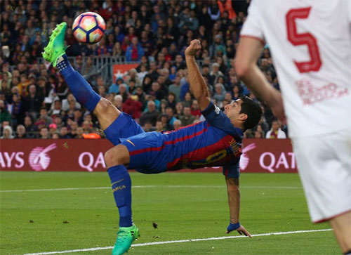 Suarez bay người lộn ngược, Barca đánh bại Sevilla - VnExpress Thể thao